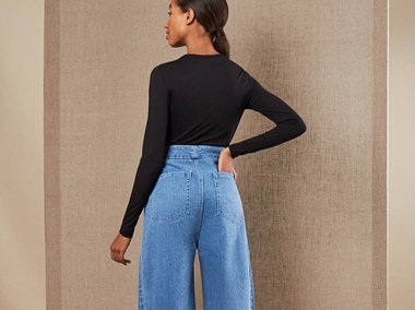 Slide image for gallery: 13494 | Модель кажется громоздкой, но идеально подчеркивает талию и визуально корректирует бедра. Ширину штанин стилисты советуют выбирать по росту — чем ты выше, тем шире будут джинсы.