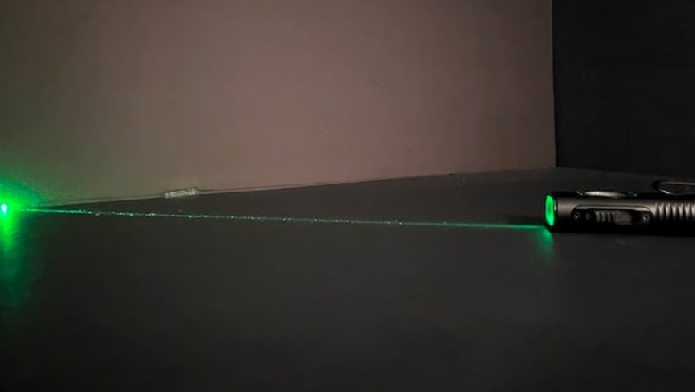 Зеленый лазер может служить указателем для презентации или сигнальным устройством в дикой природе.