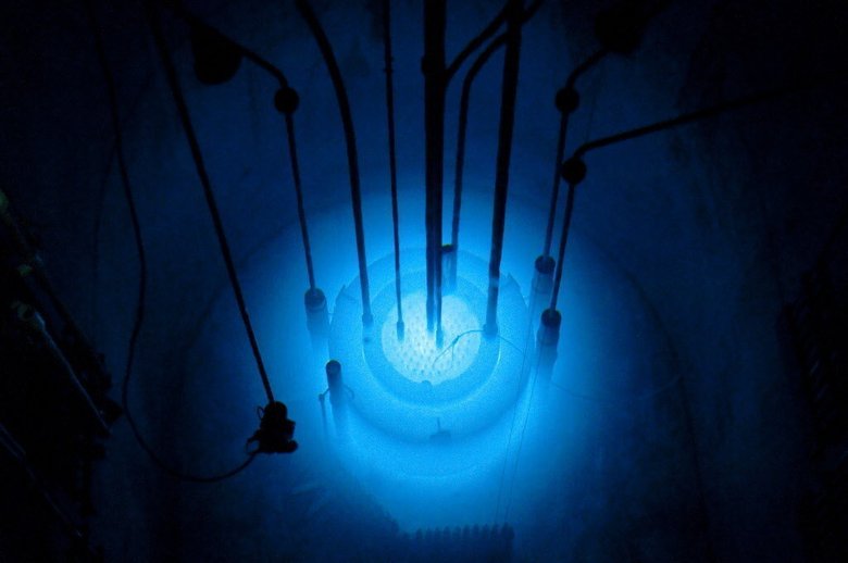 Эффект Вавилова — Черенкова в ядерном реакторе. Фото: spacegid.com