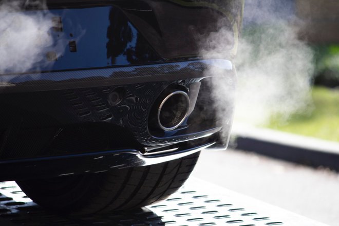 автомобильный выхлоп автомобильный выхлоп