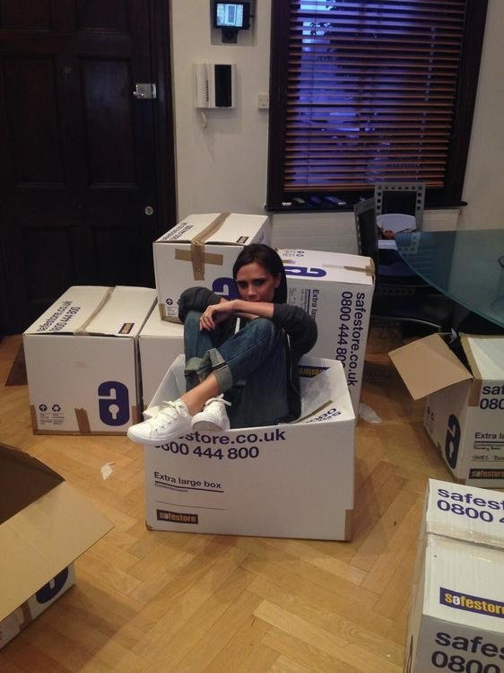Всю последнюю неделю Виктория Бекхэм упаковывала вещи — более 20 коробок с ненужными вещами Вики и Дэвида отправились сегодня на благотворительную распродажу