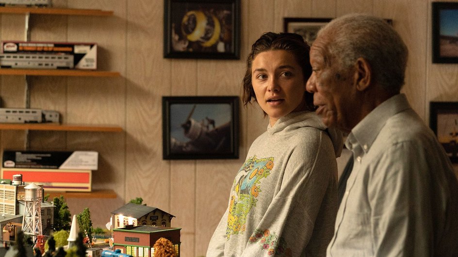 Флоренс Пью и Морган Фриман в фильме «Хороший человек» Флоренс Пью и Морган Фриман в фильме «Хороший человек»