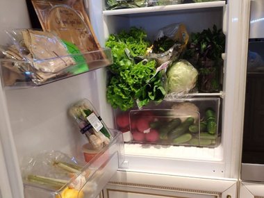 Slide image for gallery: 11896 | Холодильник Анастасии Волочковой. Звезда откровенна во всем, в том числе, что лежит в ее холодильнике — он буквально забит зелеными овощами, они составляют основу рациона звезды. А еще в нем обязательно есть все ингредиенты