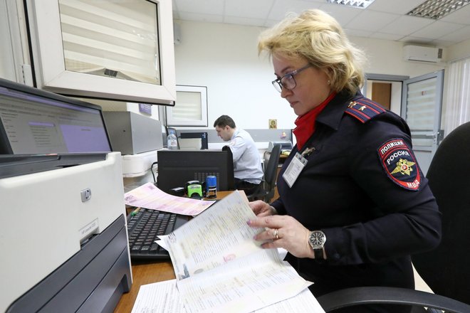 Майор полиции во время работы в отделении регистрации Межрайонного отдела ГИБДД Майор полиции во время работы в отделении регистрации Межрайонного отдела ГИБДД