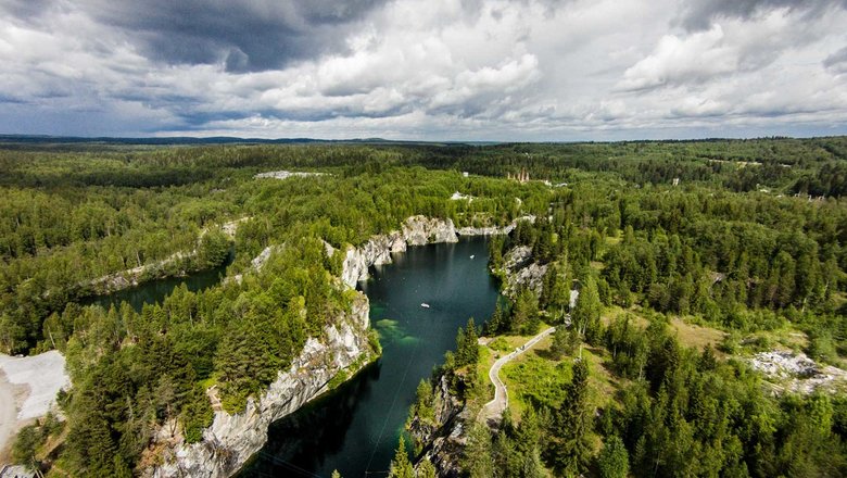 Лесной массив в парке «Рускеала» летом.