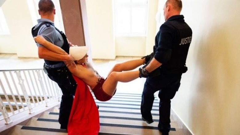 Акция Femen в немецком городе Гиссен, где обсуждался вопрос о публичном осуждении абортов.
Фото: SILAS STEIN/AFP/Getty Images 
