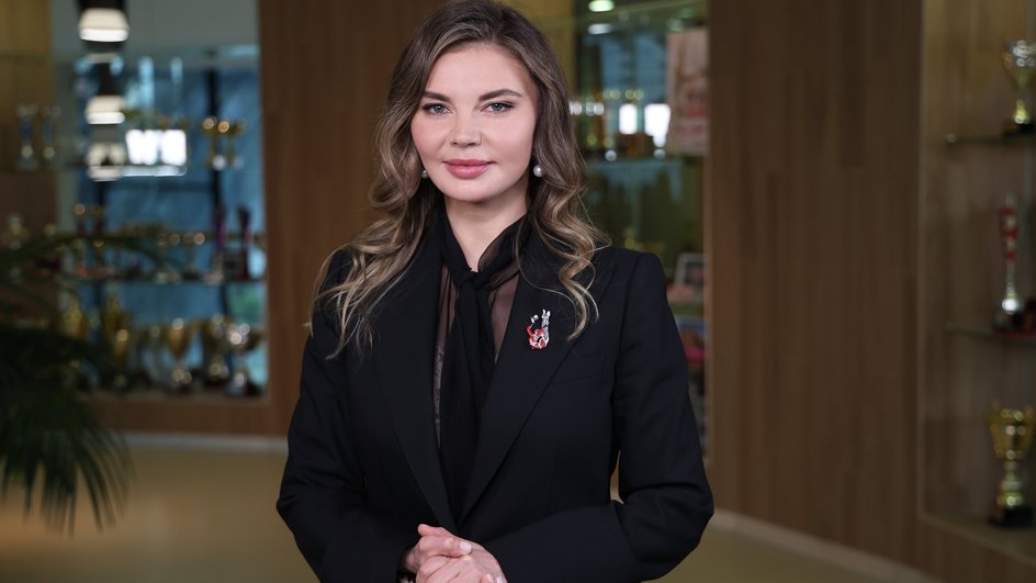 Алина Кабаева в черном костюме Алина Кабаева в черном костюме