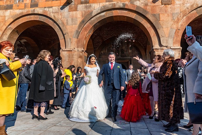 Армянская свадьба — это всегда весело и многолюдно. Мероприятие на 600 человек считается не слишком большим. Свадьба, на которой присутствует более тысячи гостей, не является чем-то необычным.