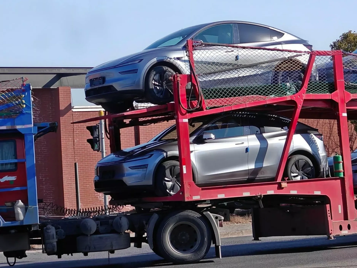 Tesla Model Y ‘Juniper’ стоят на автовозе в Китае