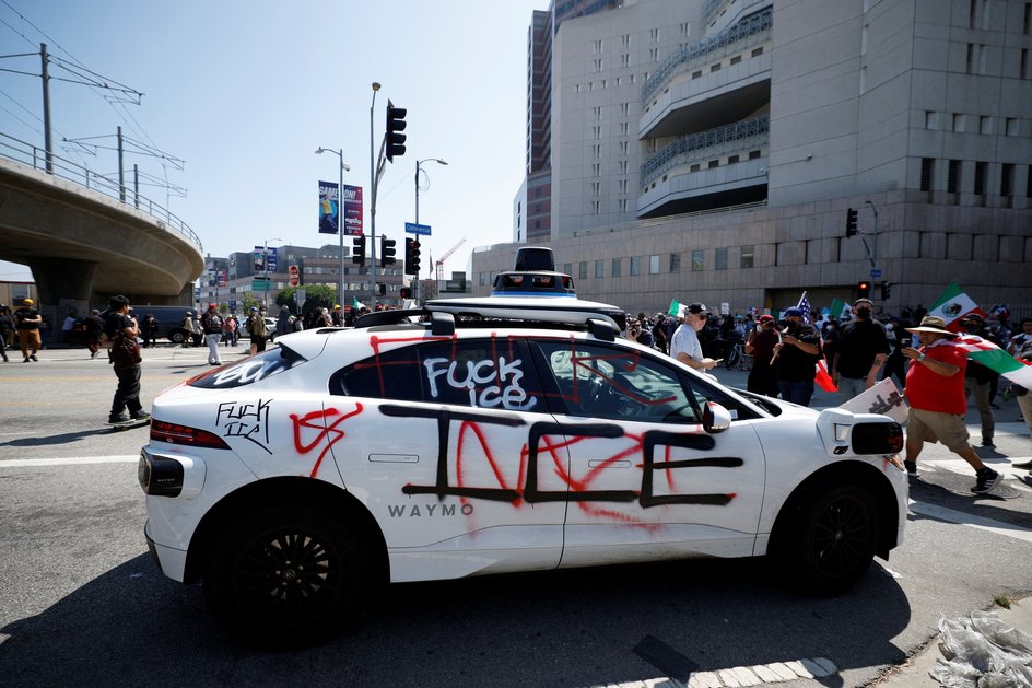 Роботакси Waymo горят во время акции протеста против федеральных иммиграционных зачистек в центре Лос-Анджелеса, Калифорния, США, 8 июня 2025 года Роботакси Waymo горят во время акции протеста против федеральных иммиграционных зачистек в центре Лос-Анджелеса, Калифорния, США, 8 июня 2025 года