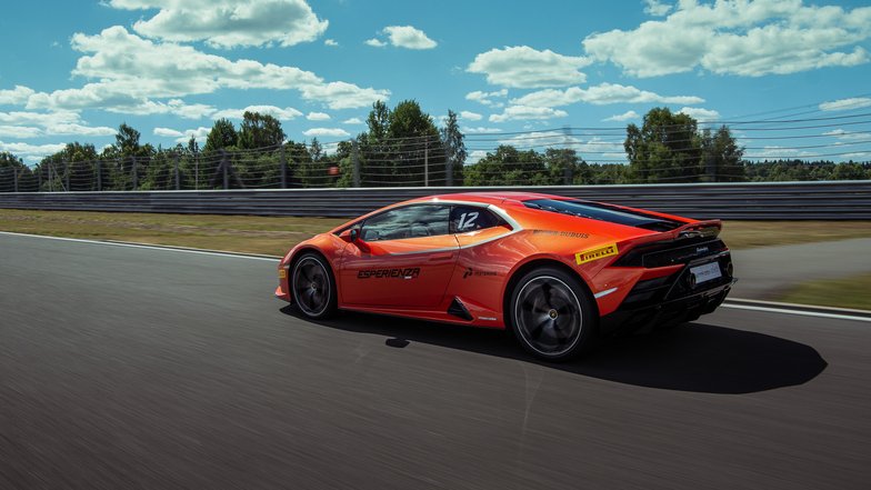 slide image for gallery: 24755 | Lamborghini Huracan Evo