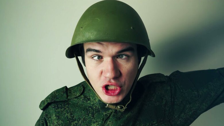 В обзоре на фильм «Притяжение» Евгений пародировал солдата. / Фото: YouTube 