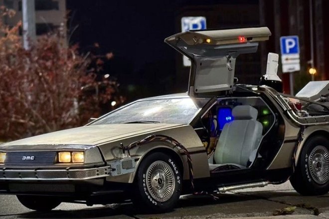 DeLorean DMC-12