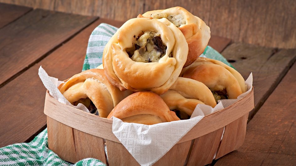 Курники с курицей и картофелем лежат в корзине