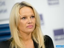 Памела Андерсон на пресс-конференции Памела Андерсон на пресс-конференции