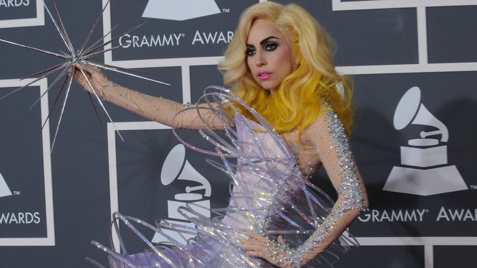 Леди Гага в платье от Giorgio Armani Prive на Grammy, 2010 год Леди Гага в платье от Giorgio Armani Prive на Grammy, 2010 год
