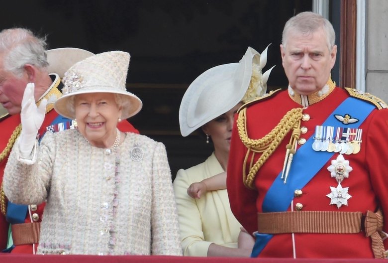 Королева Елизавета и принц Эндрю. Источник: legion-media.ru