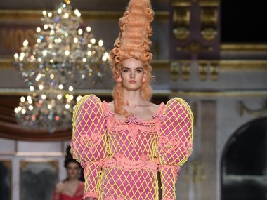 Slide image for gallery: 12539 | Модель на показе Moschino
Источник: legion-media.ru