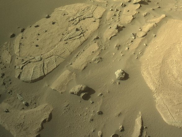 На фото видна одна из круглых скал с узорами. Ее увидел марсоход Perseverance. Фото: earthsky.org