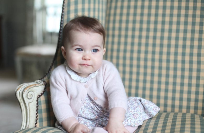 Королевская семья показала новые фото принцессы Шарлотты