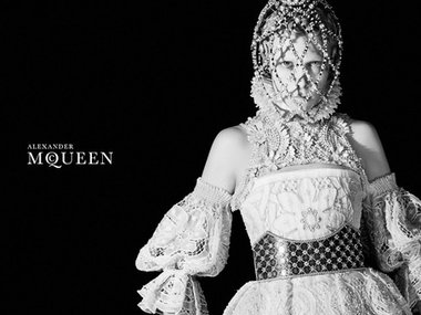 Slide image for gallery: 3393 | Комментарий «Леди Mail.Ru»: готичные фотографии Дэвида Симса в кампании Alexander McQueen напоминают портреты английских королев в платьях-доспехах...