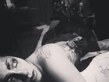 Slide image for gallery: 4558 | А Леди Гага сделала очередную татуировку на левой части своего тела. Певица обещала своему отцу, что справа никаких татуировок не будет!