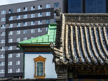 При этом в центре столицы Монголии можно встретить современные здания, в том числе и небоскребы. Улан-Батор вообще можно назвать городом контрастов: юрты и старые дома здесь нередко соседствуют с красочными храмами или современными высотными постройками.