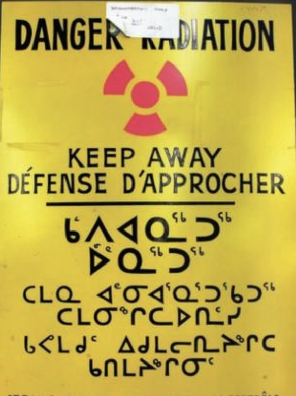 Власти Канады подготовили знаки, предупреждающие об атомной опасности, с надписями на трех языках: английском, французском и инуктитуте. В итоге знаки не пригодились. Изображение: R. DEAN, P. WHITNEY LACKE/OPERATIONALHISTORIES.CA