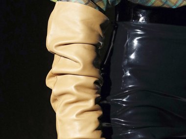 Slide image for gallery: 13515 | Самые стильные варианты можно найти у Givenchy и Valentino, креативные директора которых сочетали длинные кожаные перчатки с легкими платьями. Да и для любителей офисного дресс-кода свои варианты тоже найдутся. За вдохновен