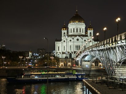 Храм Христа Спасителя и пешеходный мост ночью