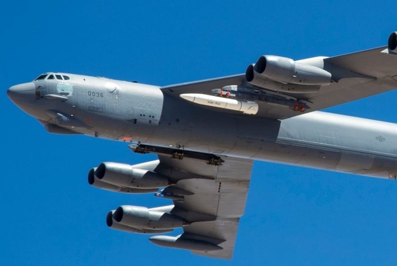 Новая ракета на подвеске самолета B-52. Фото: Edwards AFB / Defence Blog