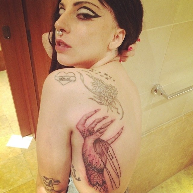 «Я посвящаю эту татуировку своим фанатам. Вы особенные, верные и преданные, и я счастлива, что у меня есть вы», - написала Леди Гага в своем Twitter