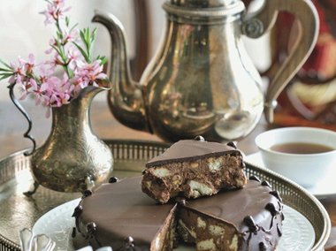 Slide image for gallery: 2010 | Шоколадный торт "Принца Уильяма" заинтересовал простотой своего рецепта. Никакого тебе теста, духовки и прочих премудростей