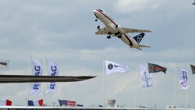 Премьера первого лайнера, полностью спроектированного в России — SuperJet — прошла в 2009 году в Ле Бурже. Только спустя несколько недель его показали в Жуковском на авиасалоне МАКС. Фото: Getty Images. Источник: BBC News Русская служба