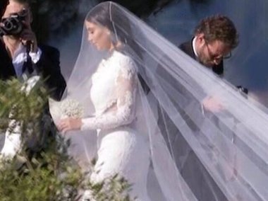 Slide image for gallery: 3953 | В соцсетях уже появились первые «шпионские» фото со свадьбы Ким Кардашьян. Невеста выглядит очень скромно