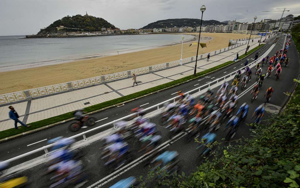 На «Тур де Франс» велогонщика оштрафовали за то, что он обнял жену