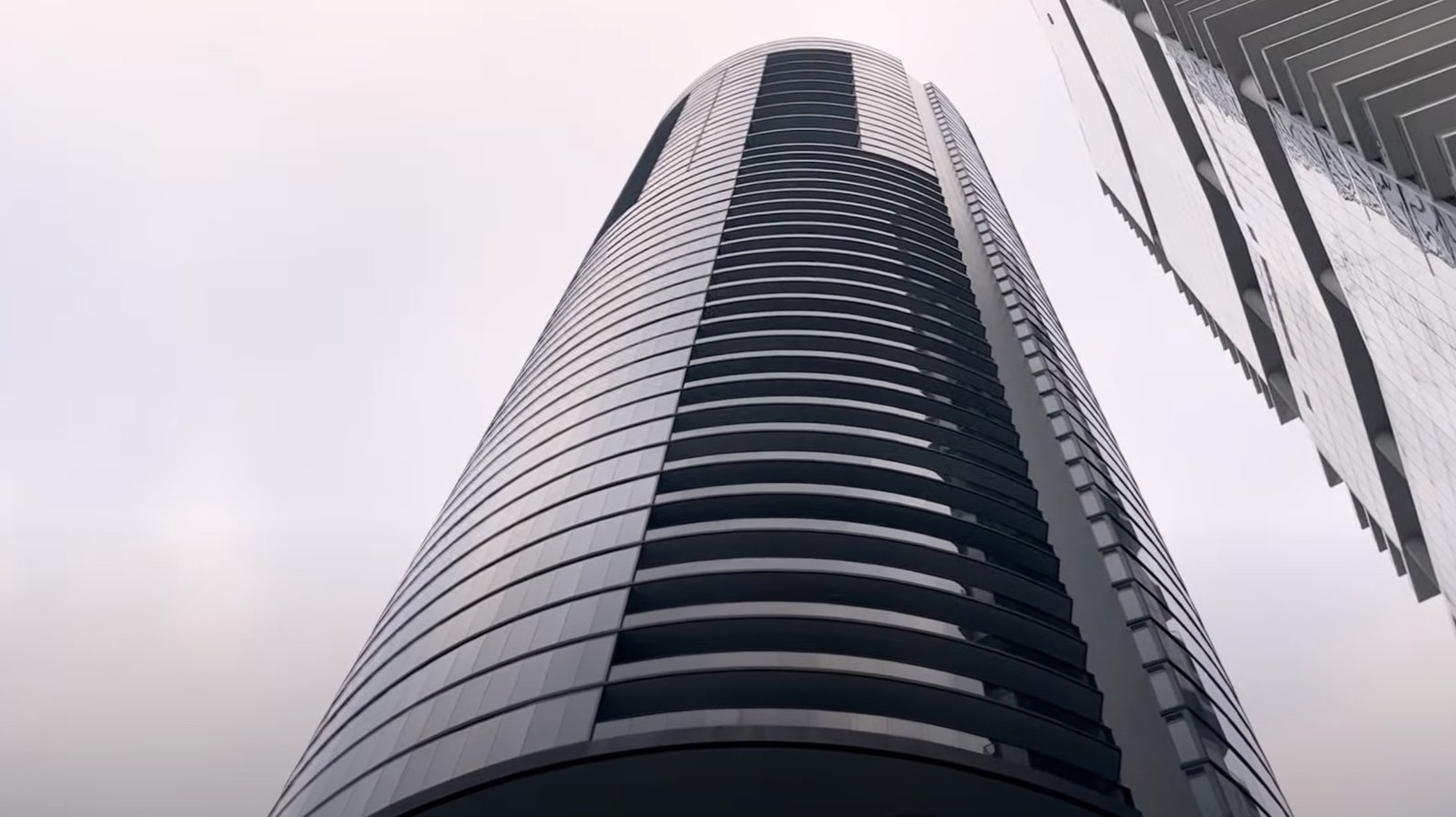 Как выглядит гараж в квартире Лионеля Месси в Porsche Tower