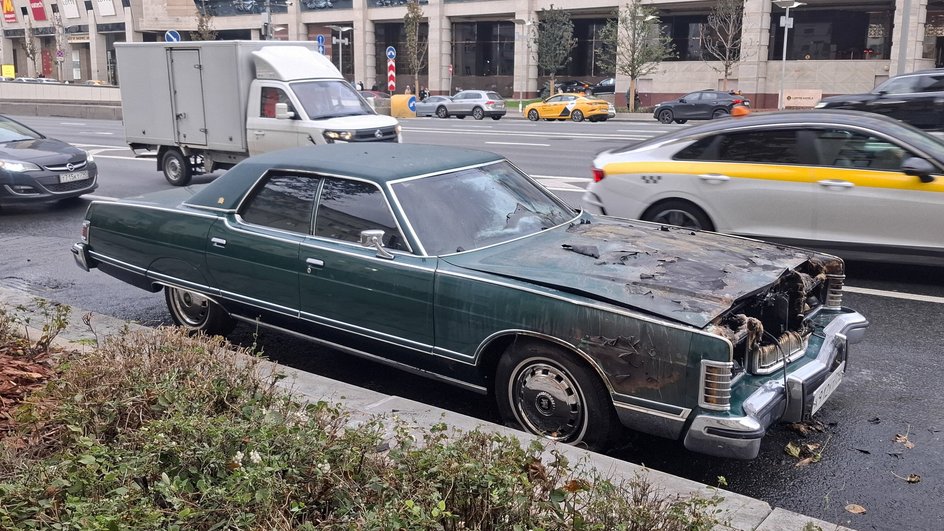 На садовом сгорел Mercury Grand Marquis