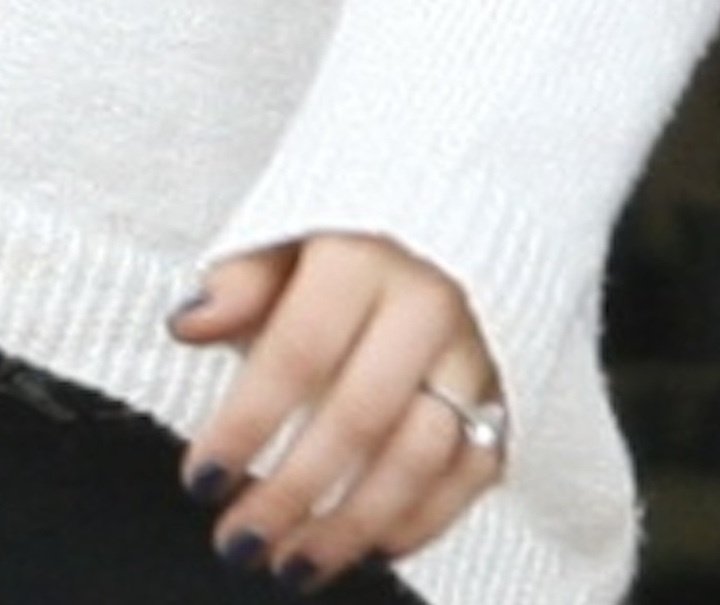 На пальце у актрисы появилось кольцо