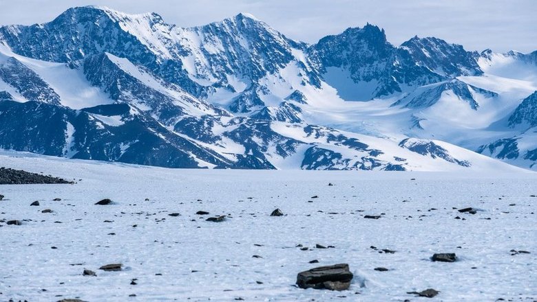 На ледяной поверхности Антарктиды или чуть ниже нее находится до 850 000 метеоритов.