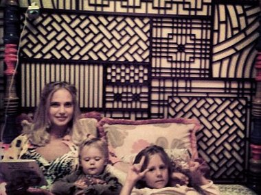 Slide image for gallery: 3190 | Комментарий lady.mail.ru: Наташа обожает читать сказки перед сном своим дочкам Вере и Лиде.