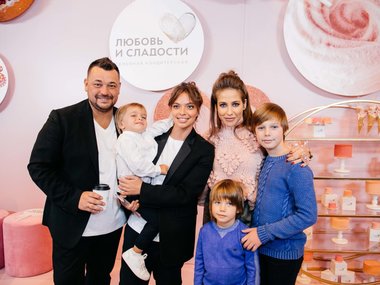 Slide image for gallery: 8166 | Сергей Жуков, Регина Бурд, Юлия Барановская с детьми