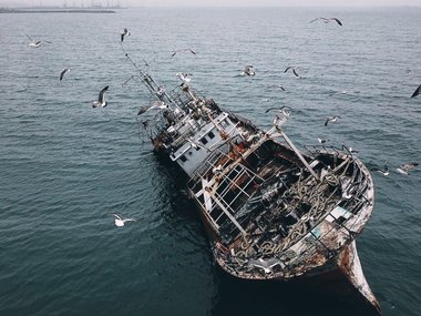 Заброшенные военные корабли в бухте города Корсаков на острове Сахалин