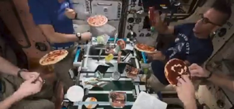 Доставка пиццы для 53 экипажа МКС. Чья пицца выглядит вкуснее?