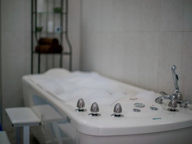 Slide image for gallery: 7428 | Бальнеологическая релаксирующая ванная с маслами валерианы - то, что нужно после долгих прогулок в горах. Чтобы ее принять, достаточно спуститься на нижние этажи отеля, в котором живешь.