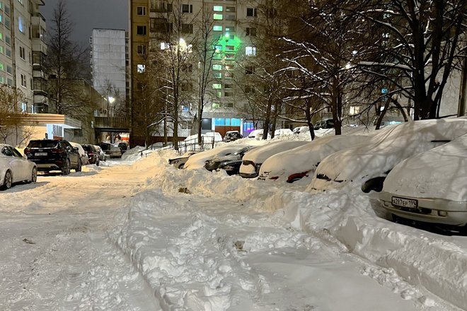 Заснеженные дворы и парковка в сугробах