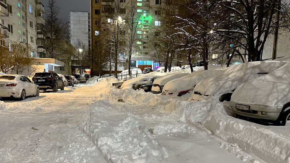 Заснеженные дворы и парковка в сугробах