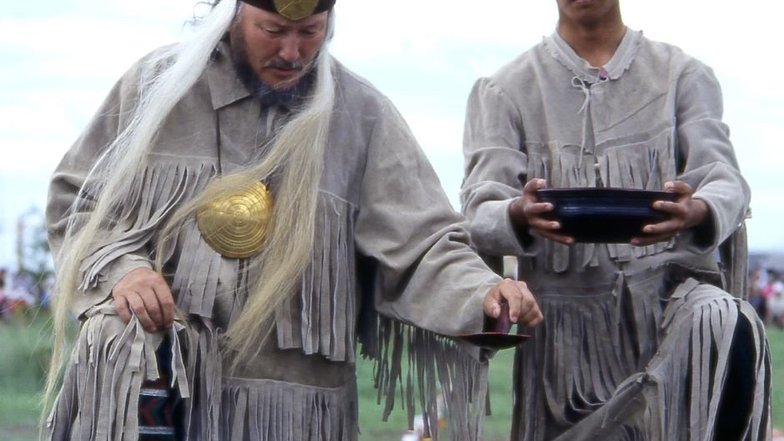 Традиционная религия в Якутии – шаманизм. Жители Якутии до сих пор верят в силу природы и духов, и проводят мистические обряды. Считается, что если где-то и есть настоящие шаманы, то – только в Сибири.