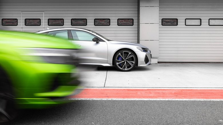 slide image for gallery: 28299 | Audi выкатила свои самые быстрые авто на трек. Вот что получилось