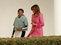 Content image for: 507348 | Мелания Трамп пришла на встречу президента Колумбии в розовом пальто Fendi
